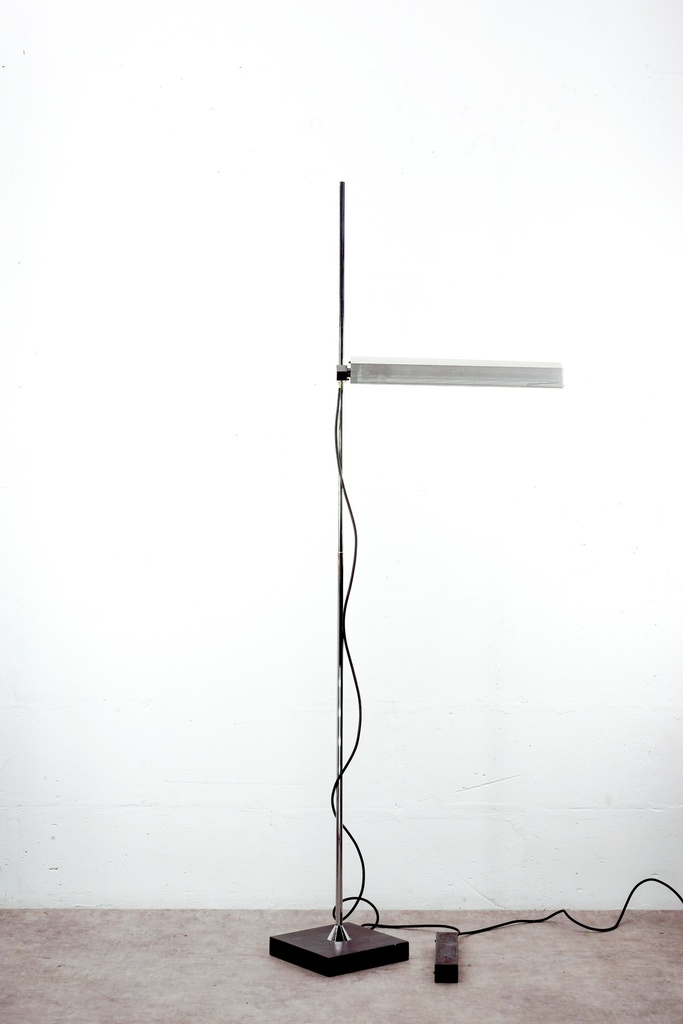 Minimalist Chrome Floor Lamp with Linear Light Bar