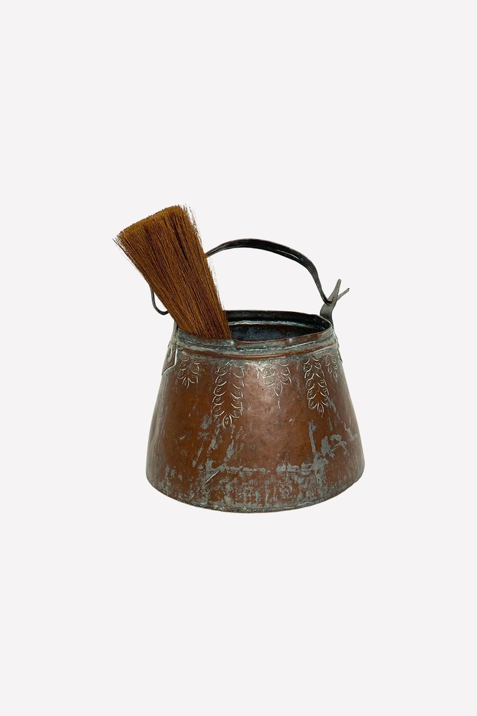 Antique Copper Kettle with Straw Brush