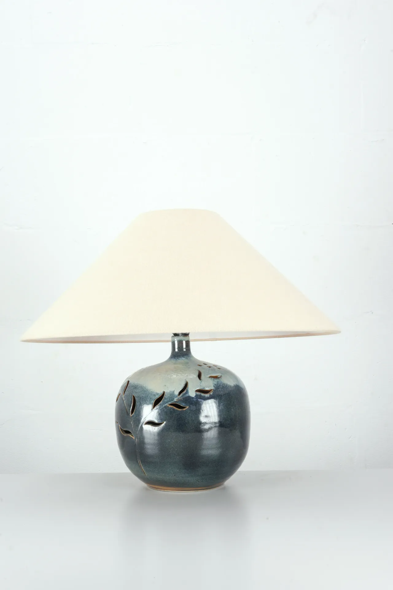 Ceramic Leaf Cutout Table Lamp