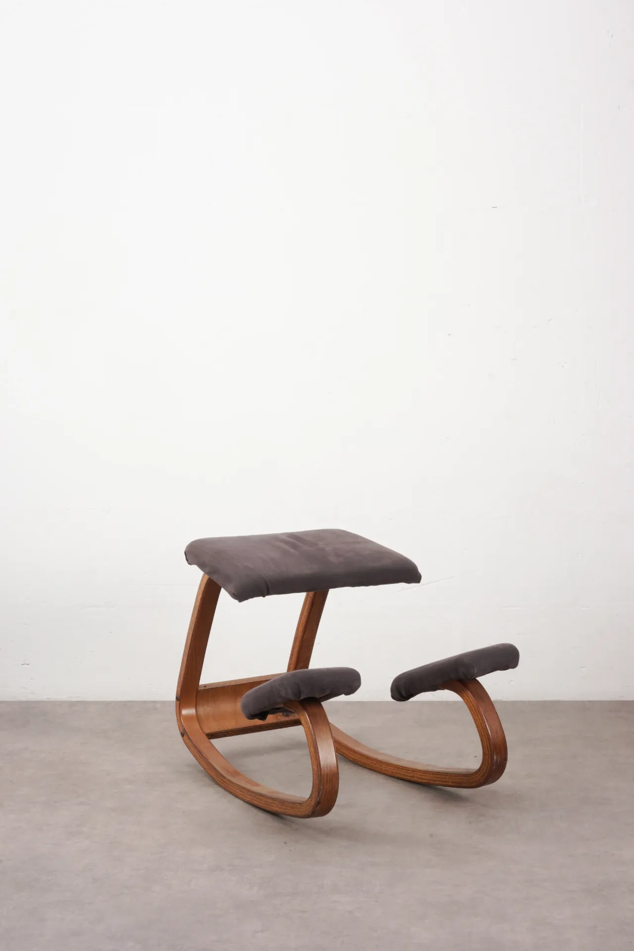 Ergonomic Kneeling Rocker Chair with Gray Upholstery