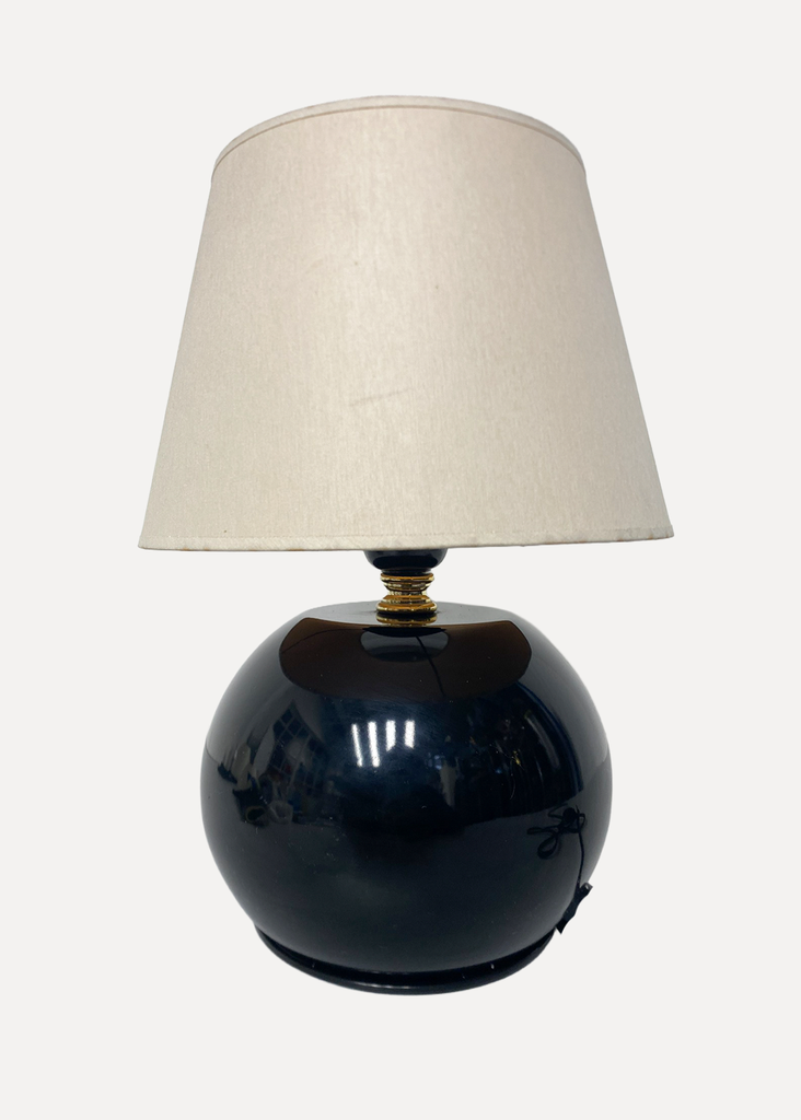 Black round table lamp