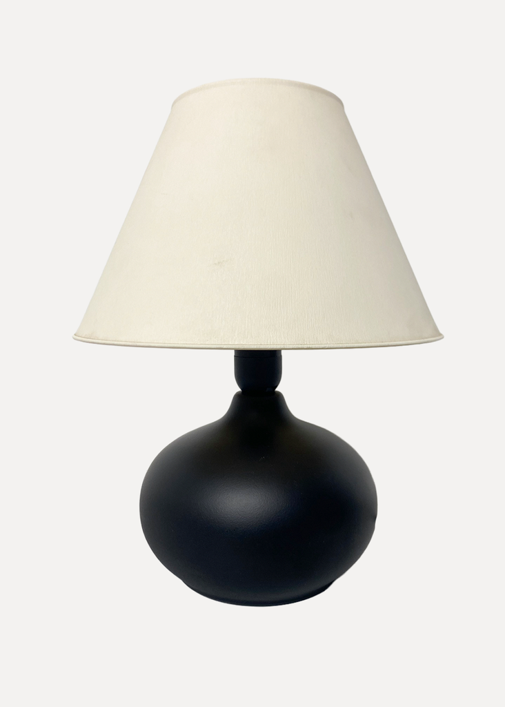 Black round table lamp