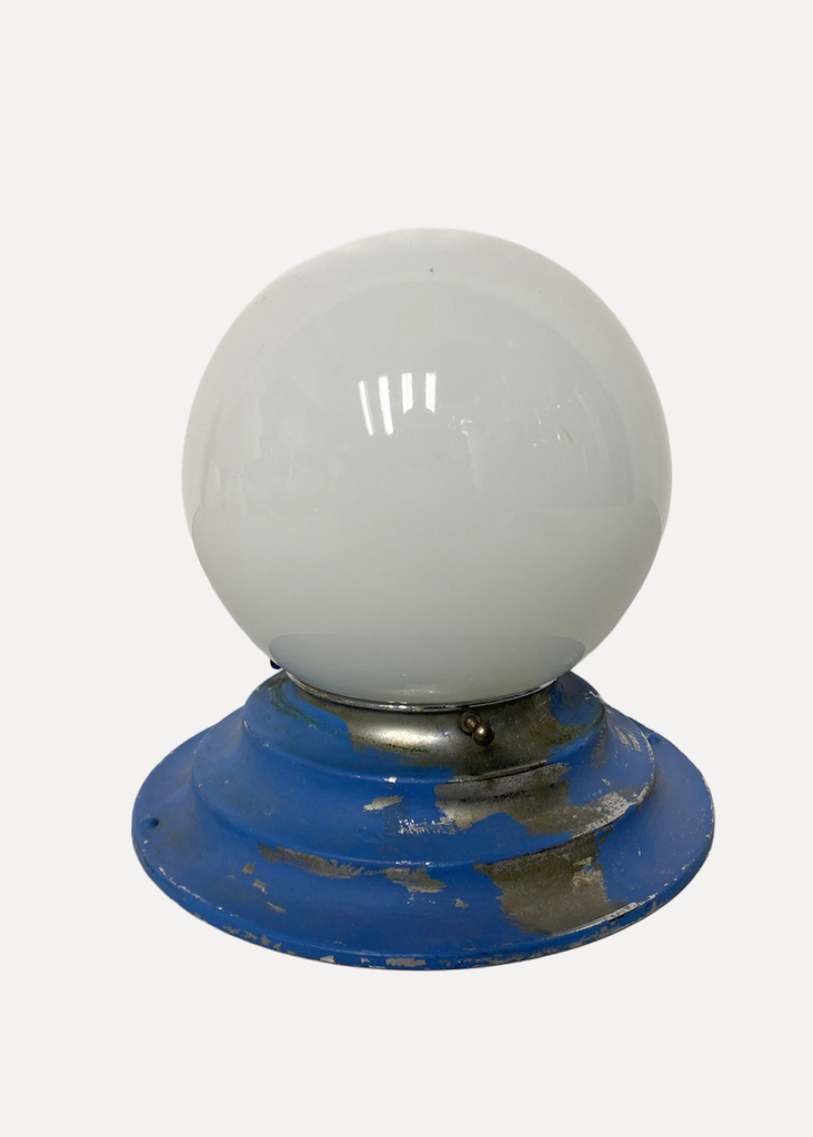White round table lamp