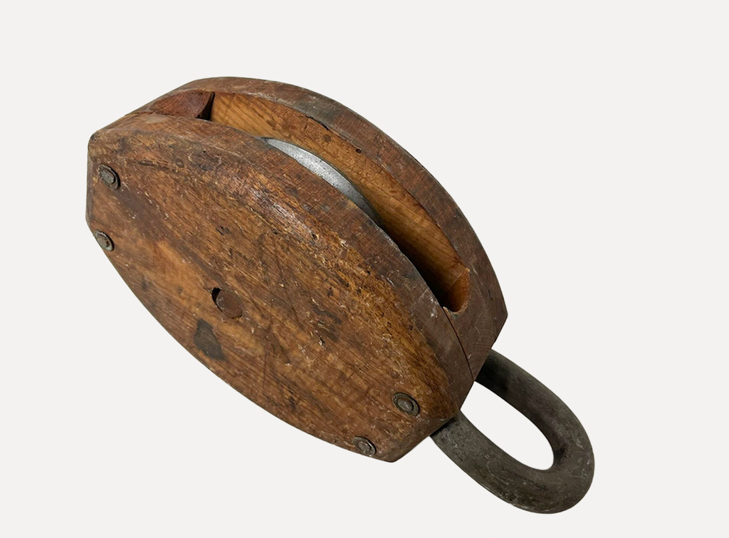 Wooden lifting pulley
