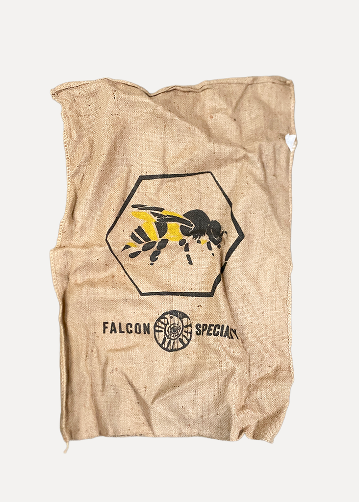 Jute bag with a bee