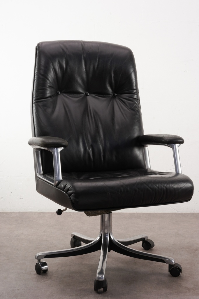 Retro Black Leather Executive Office Chair with Chrome Base