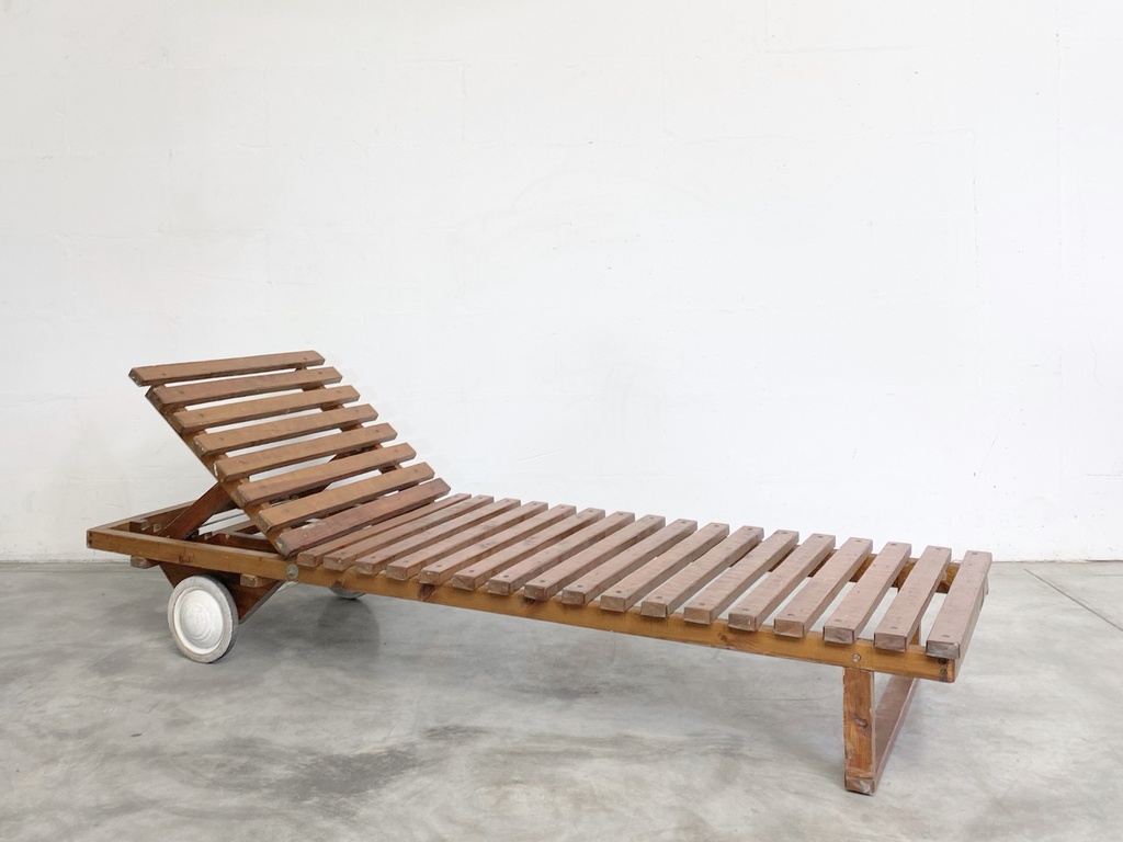 Rustic Wooden Slatted Chaise Lounge with Wheels